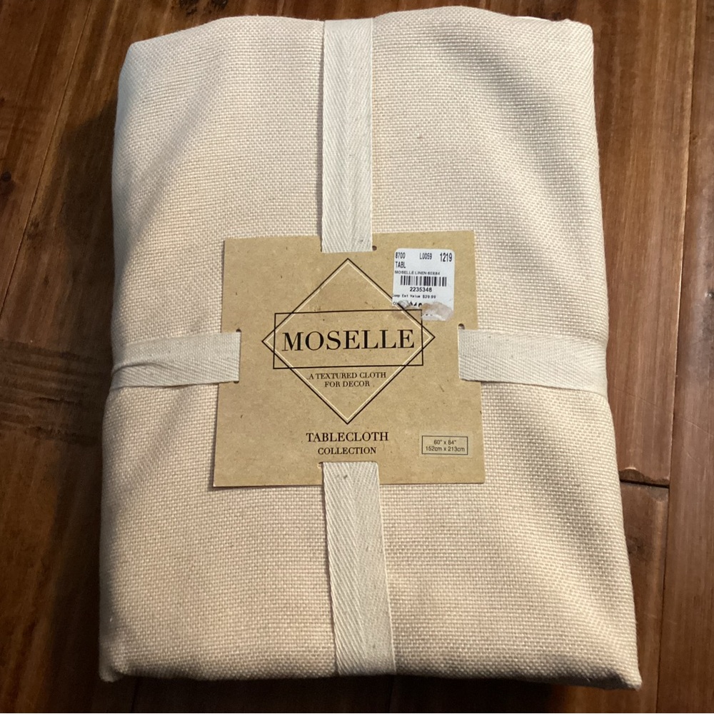 NWT MOSELLE TEXTURED TABLECLOTH